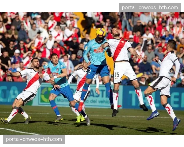 特写：贝蒂斯球迷在主场为即将退役的队长华金打出巨型Tifo