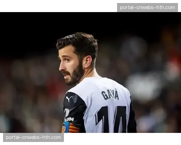 特写：瓦伦西亚老将加亚向年轻边卫演示何时该切换盯人模式