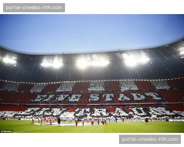 半决赛次回合赛前：拜仁慕尼黑主场展示巨型Tifo，致敬俱乐部成立一百二十六周年